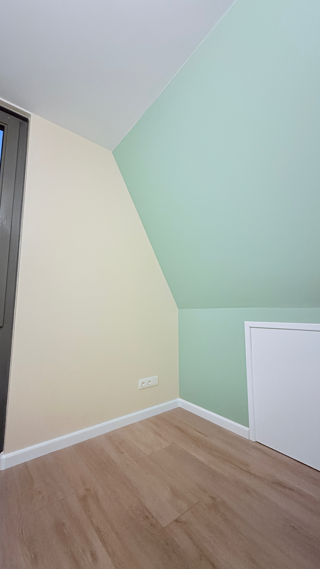 Binnenwanden geschilderd in zachte beige en groene tinten