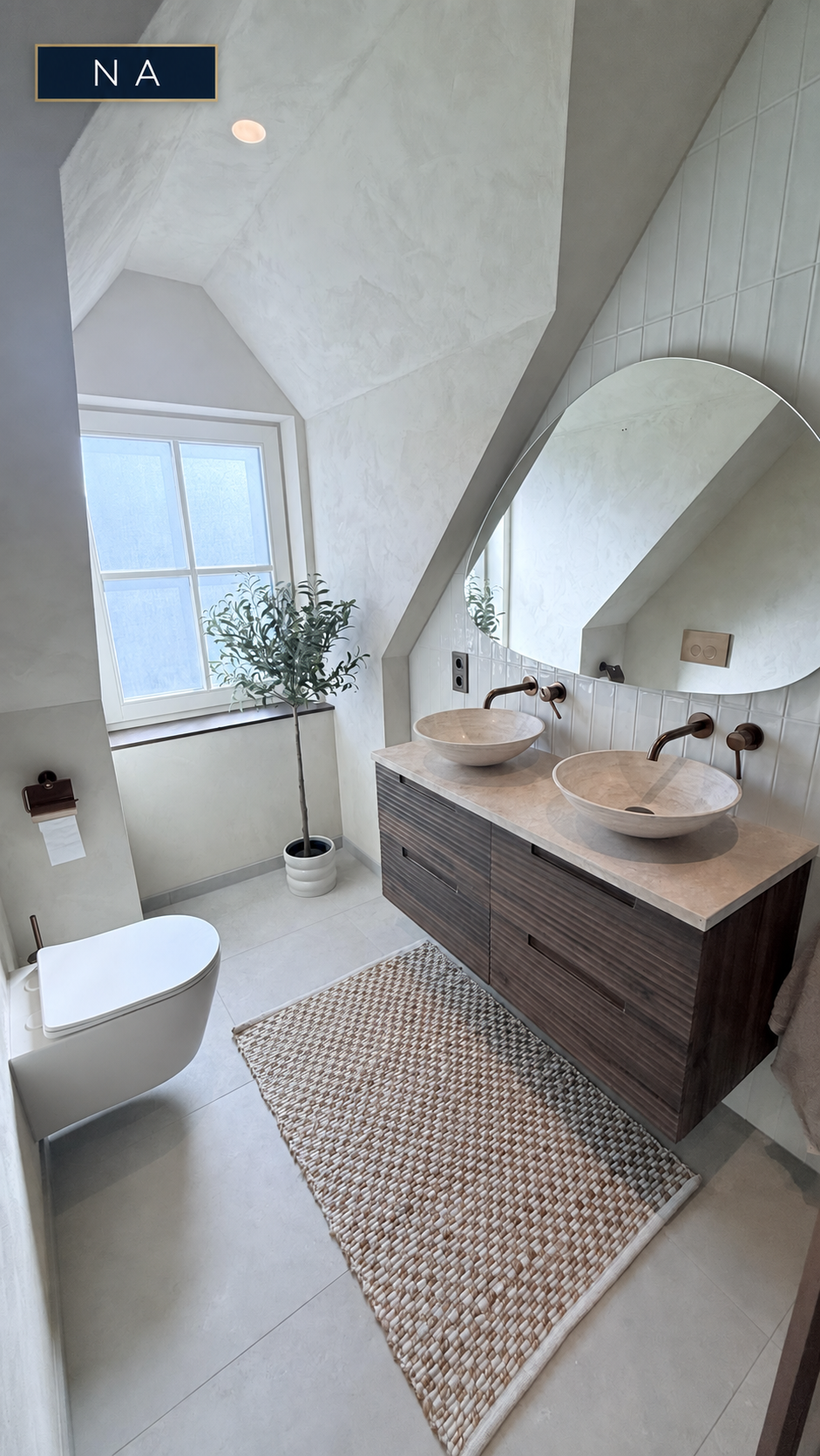 Na de badkamerrenovatie: dubbele wastafel, groot spiegelvlak en wandtoilet