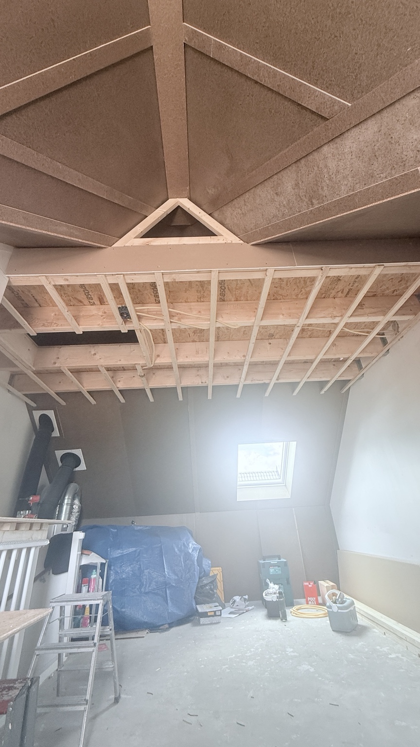 Houten vlieringconstructie met balken en regelwerk in uitvoering