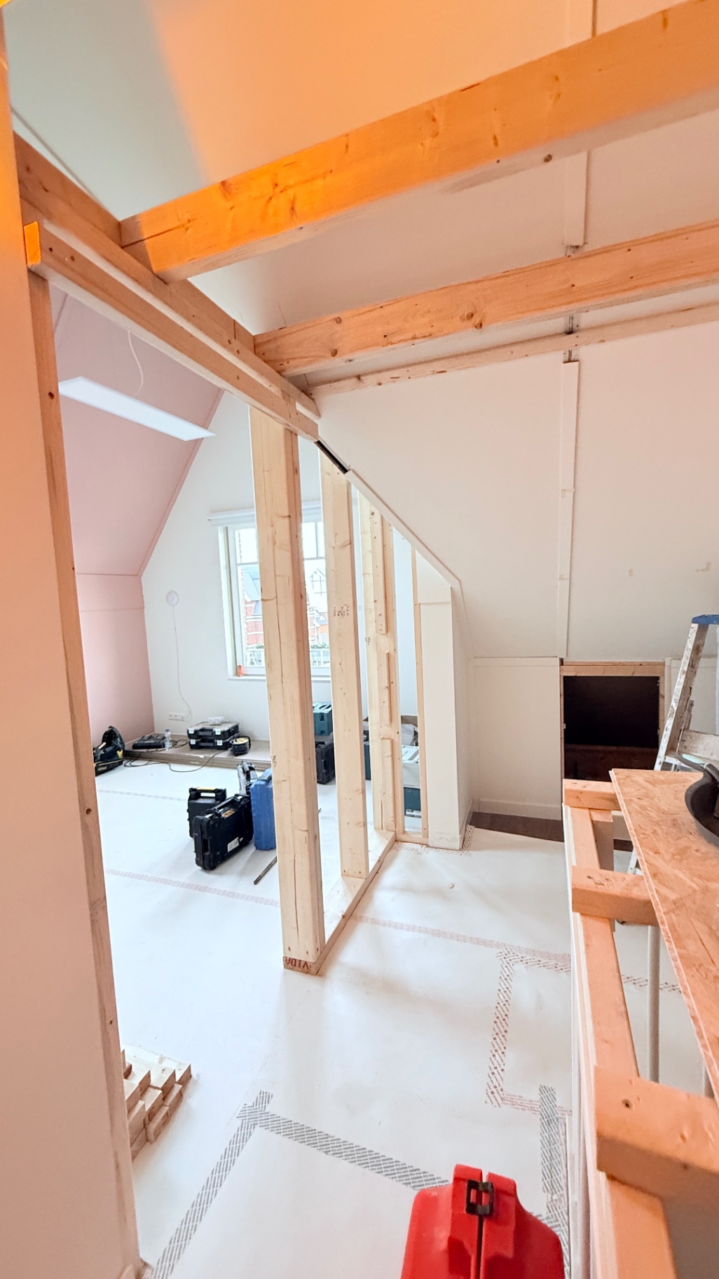 Houtskelet voor nieuwe binnenwanden tijdens een verbouwing