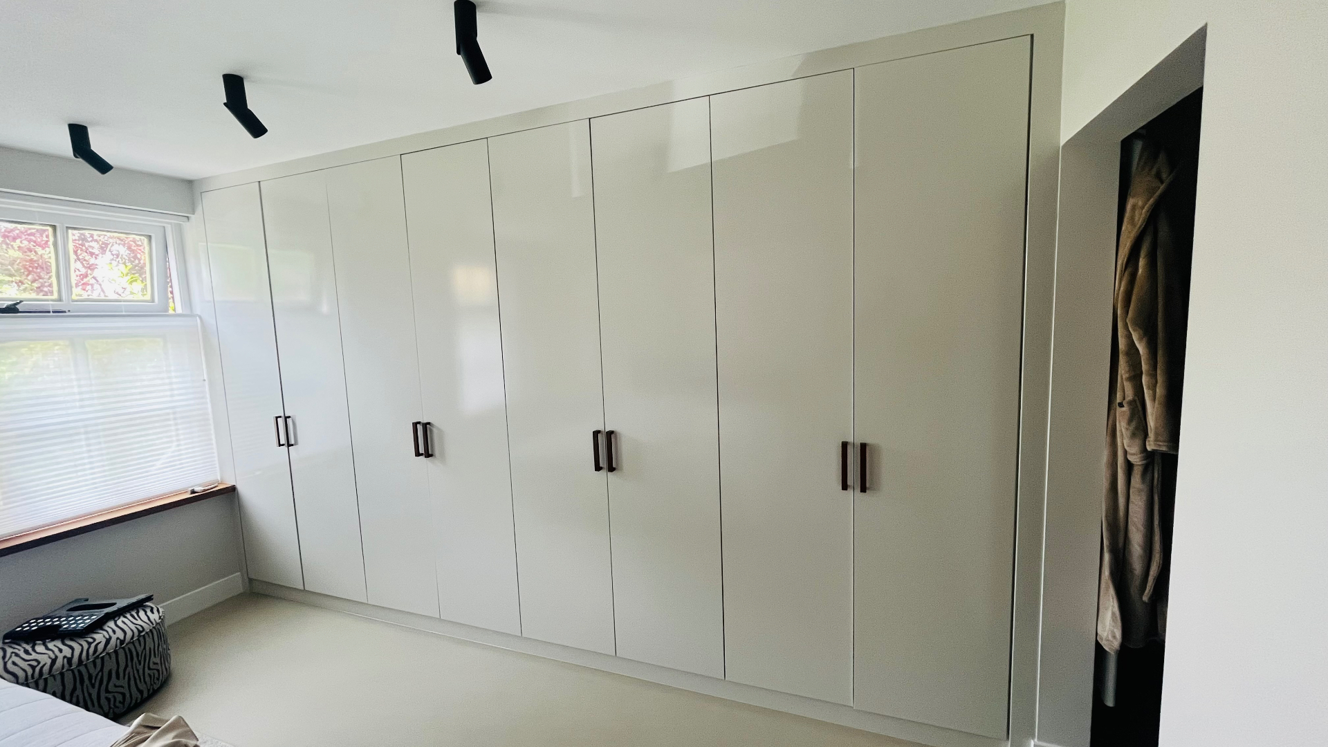 Licht afgewerkte maatwerkkast en wanden in een slaapkamer