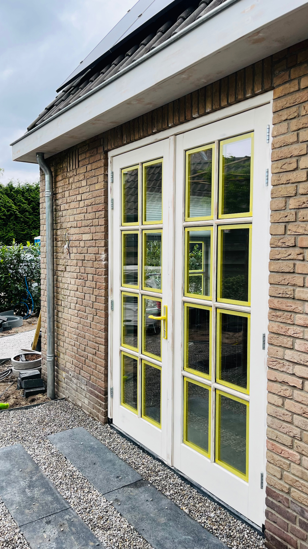 Kozijnen zorgvuldig afgeplakt tijdens buitenschilderwerk
