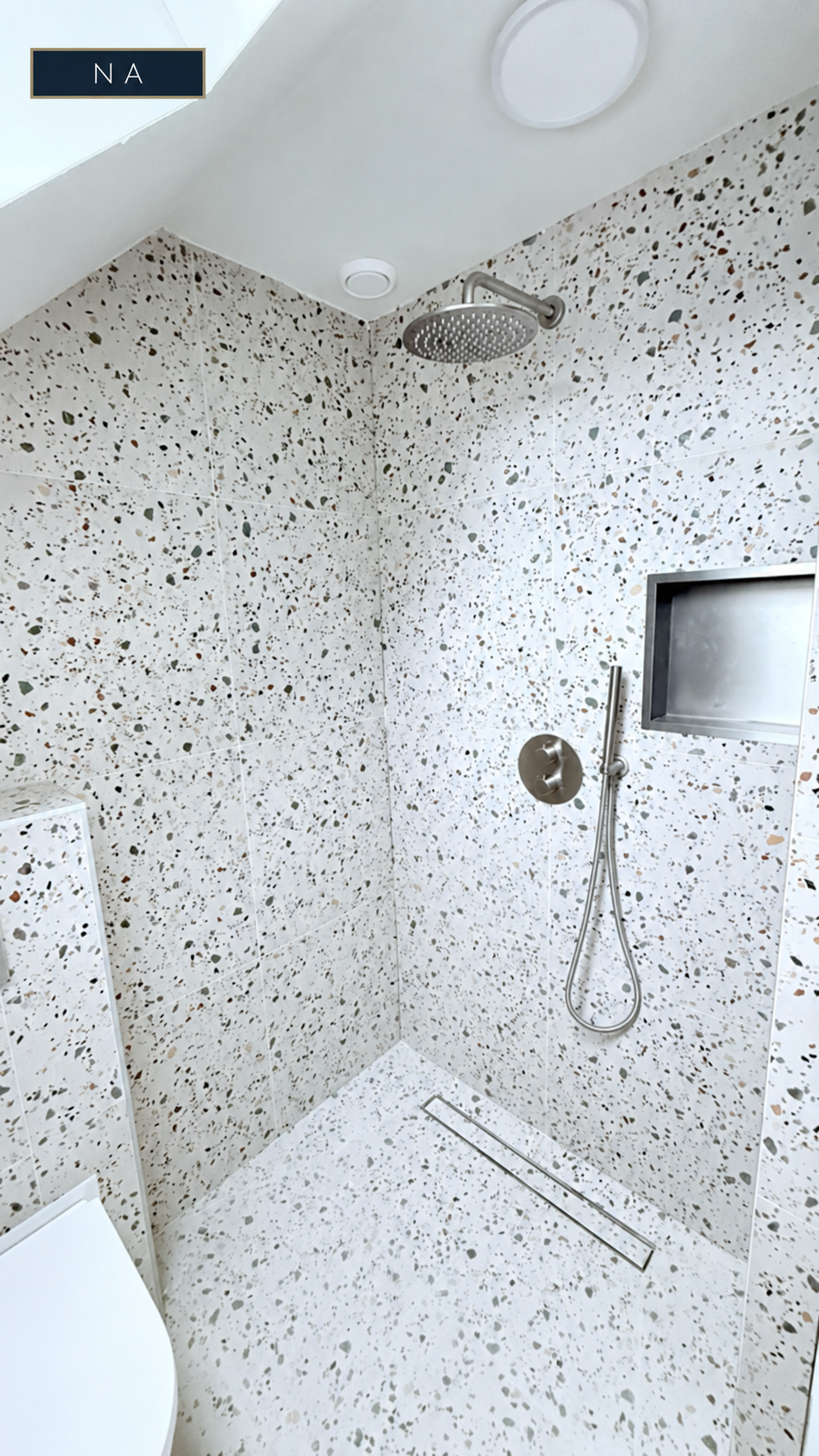 Na de badkamerrenovatie: inloopdouche met terrazzo tegelwerk en ingebouwde nis