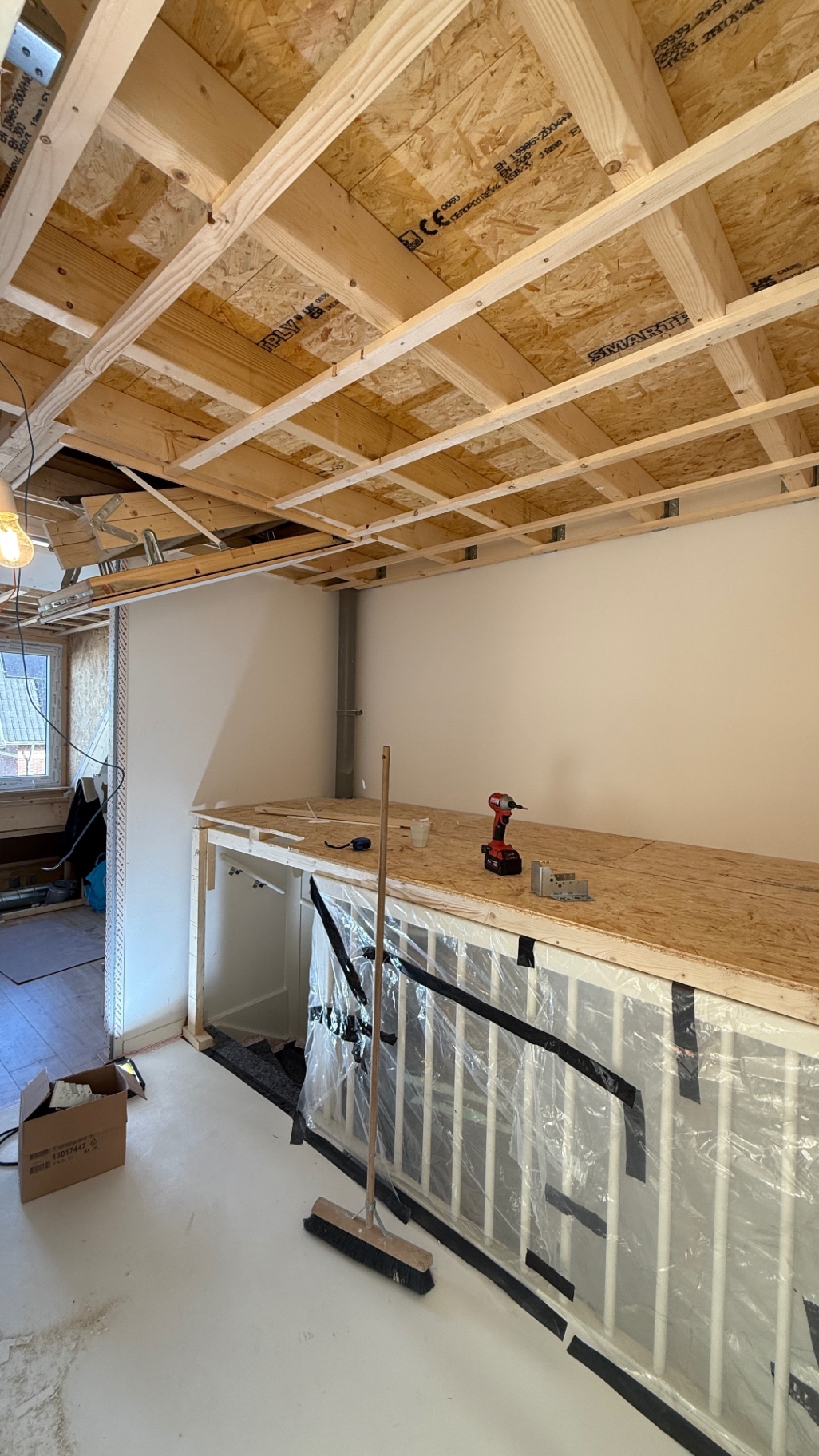 Houten balken en regelwerk voor een nieuw plafond