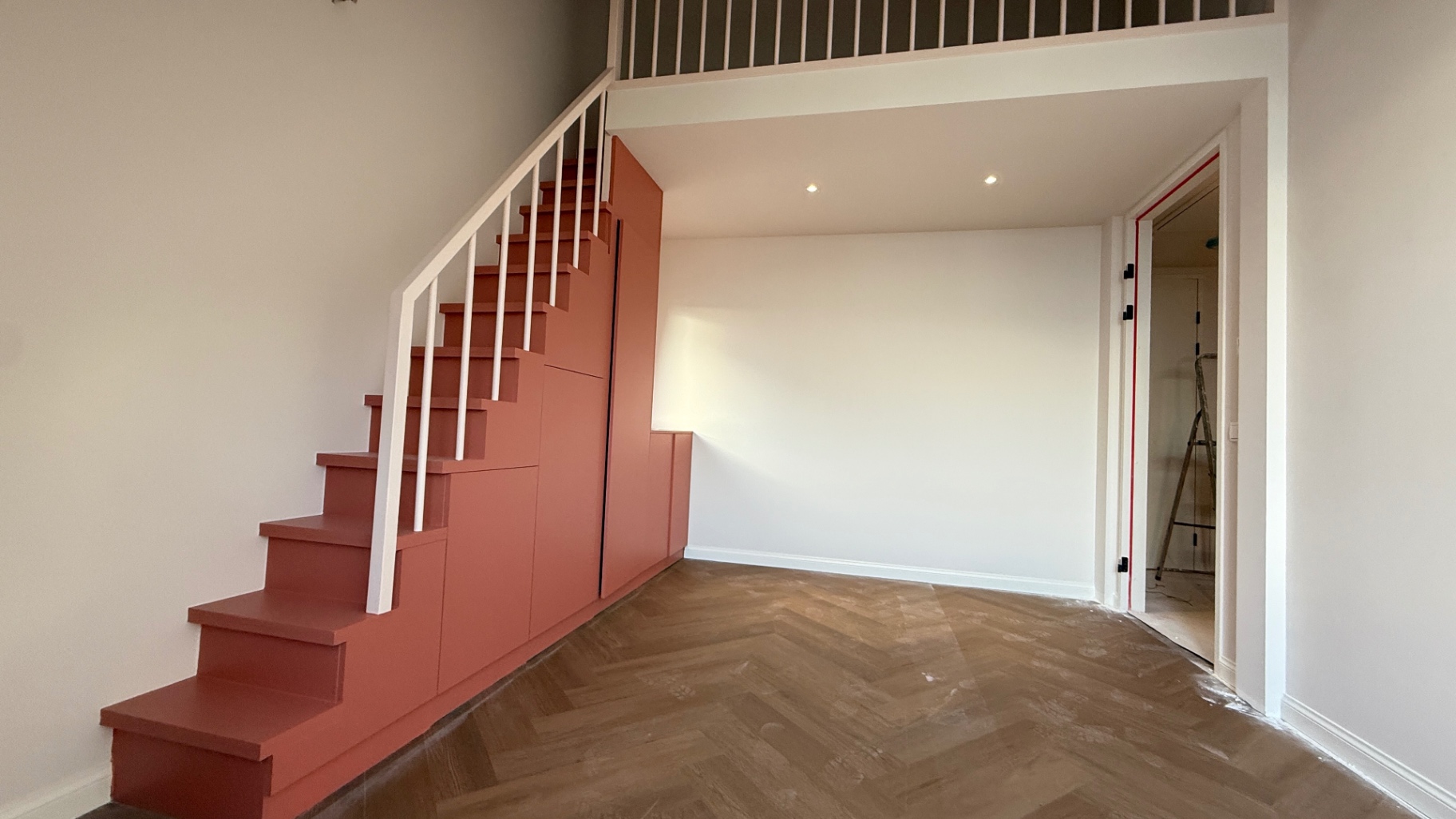 Maatwerktrap met geïntegreerde kastenwand en balustrade
