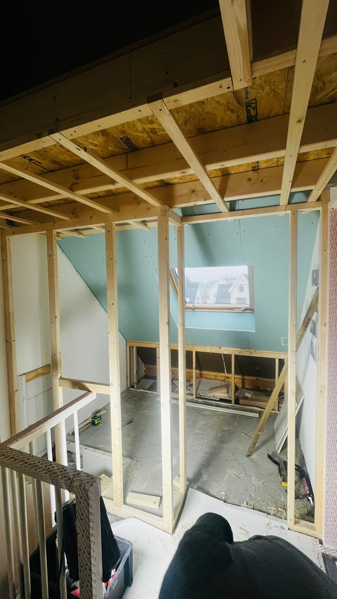 Houten wand- en plafondframe op zolder met dakraam