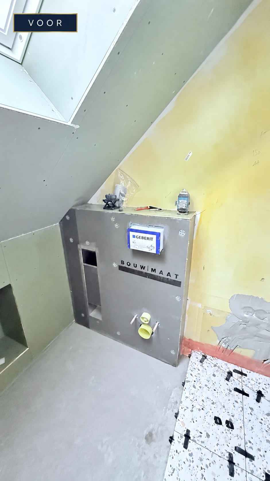 Voor de badkamerrenovatie: toiletombouw en terrazzo tegelwerk tijdens de montage