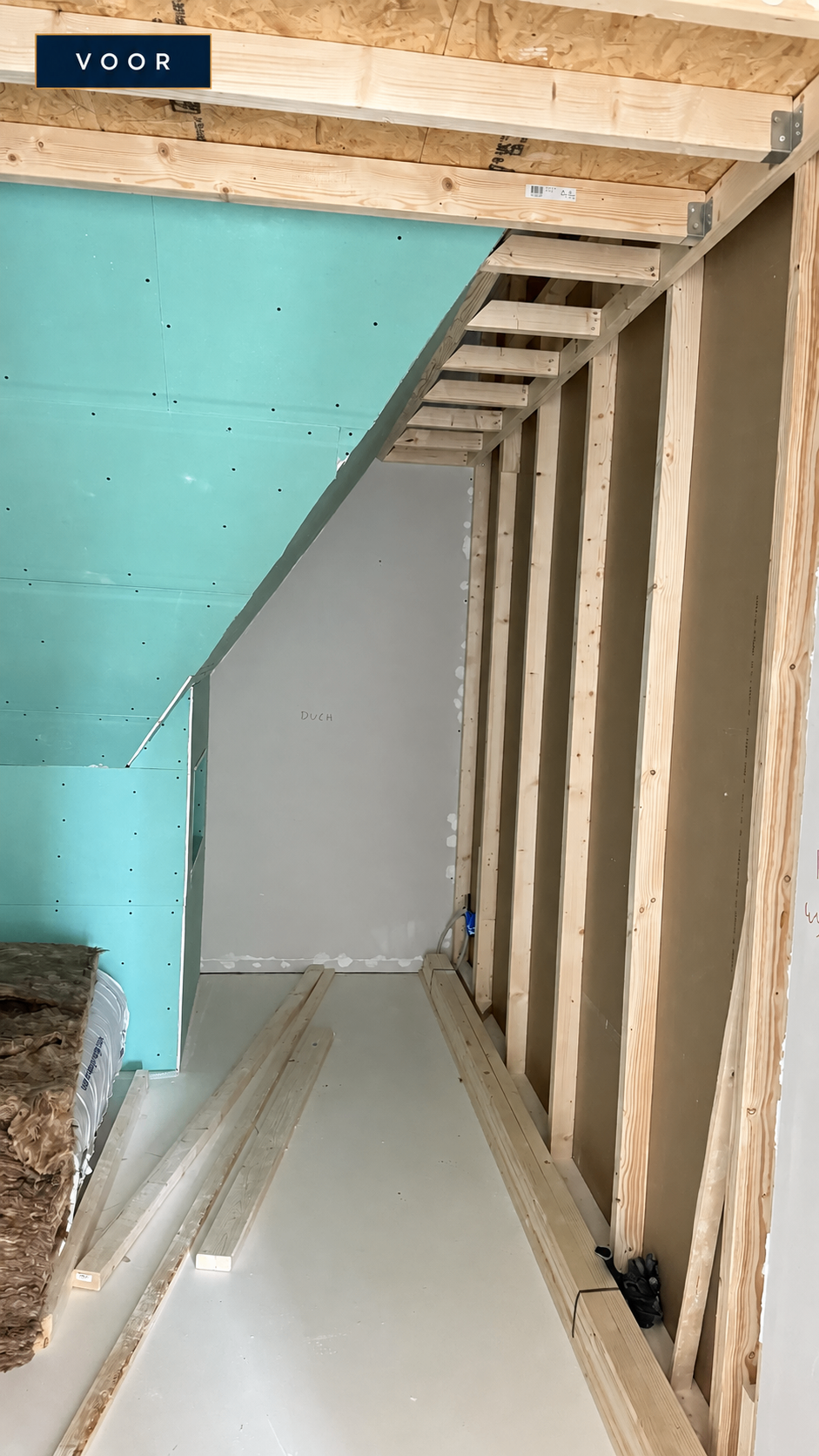 Voor de badkamerrenovatie: badkamer onder het schuine dak tijdens de constructiewerkzaamheden