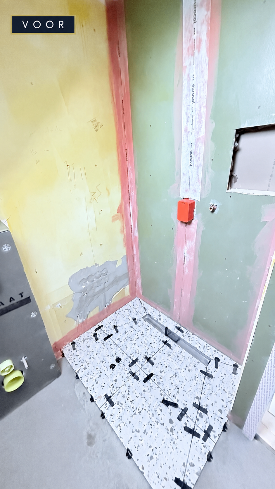 Voor de badkamerrenovatie: terrazzo douchevloer en wanden tijdens het tegelwerk