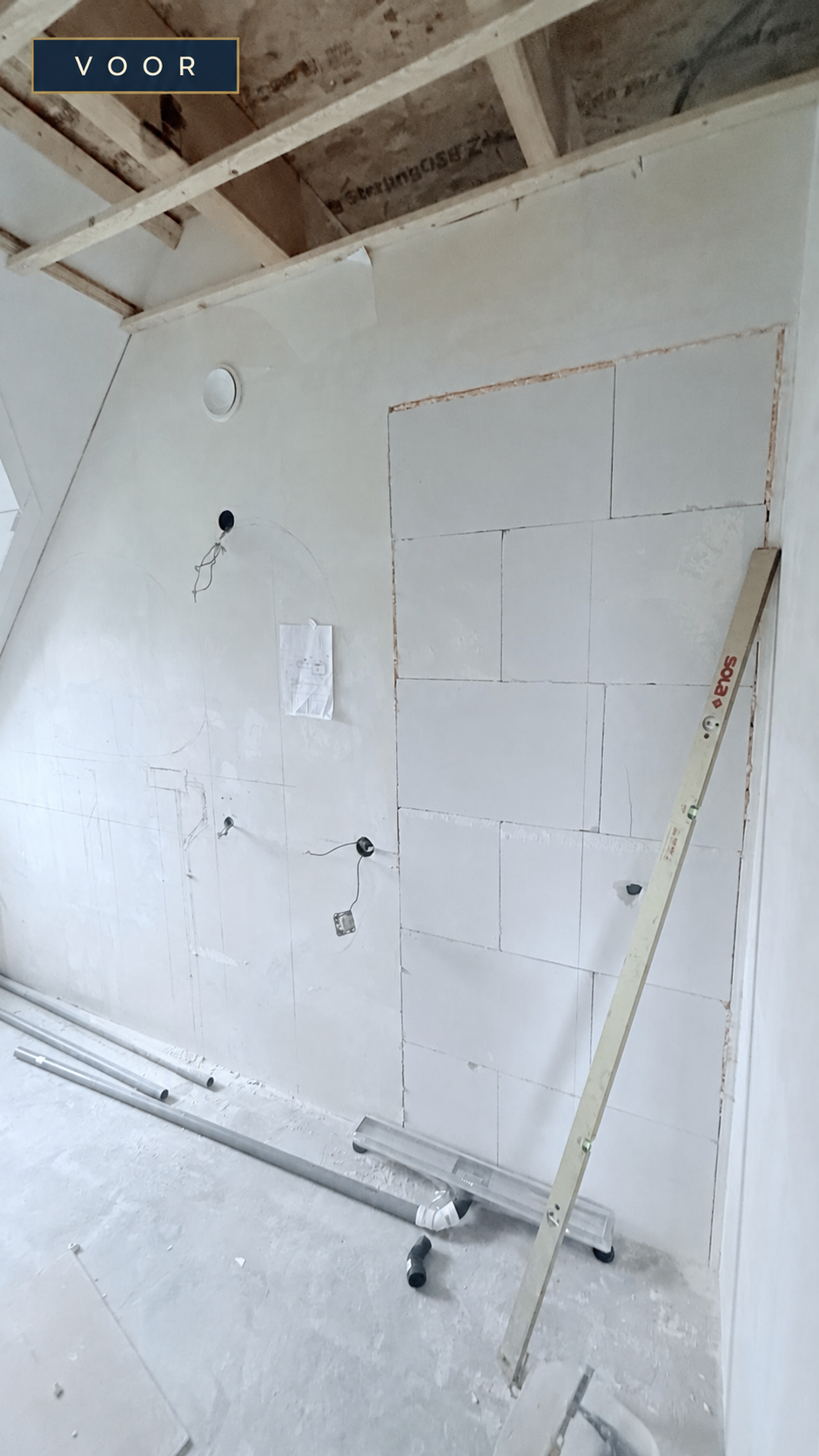 Voor de badkamerrenovatie: wastafelwand en plafond tijdens de opbouw